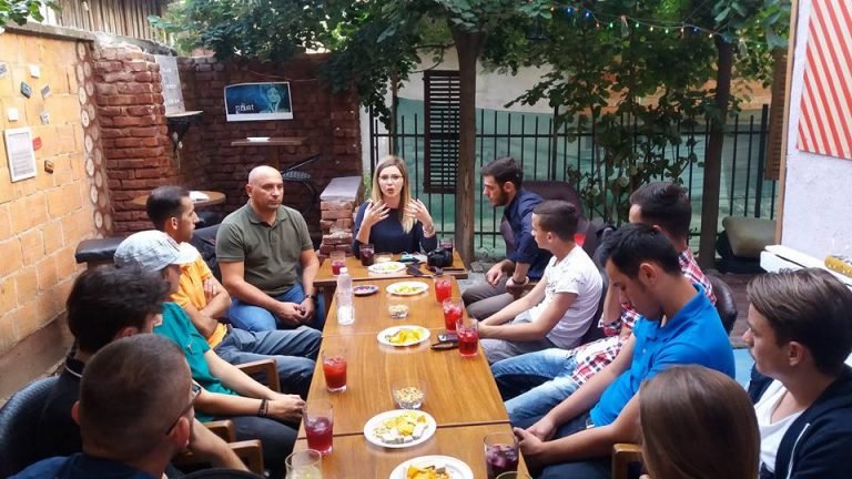 Pamje e takimit rreth një tavoline të gjatë.