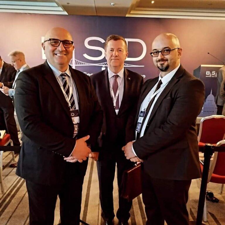 Fotografi në grup para panelit BSD.