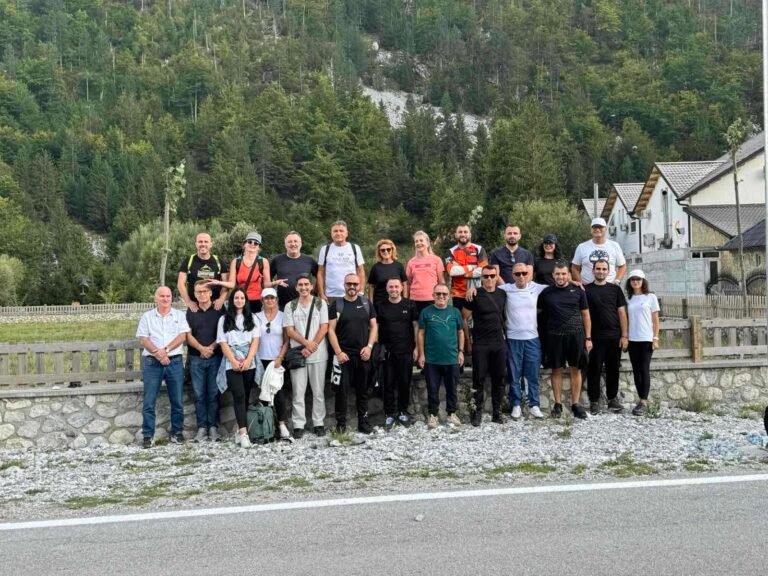 Fotografi në grup në një mjedis malor.