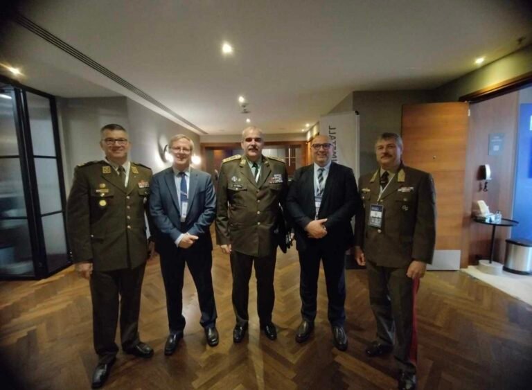 Fotografi në grup me pjesëmarrës në uniformë.