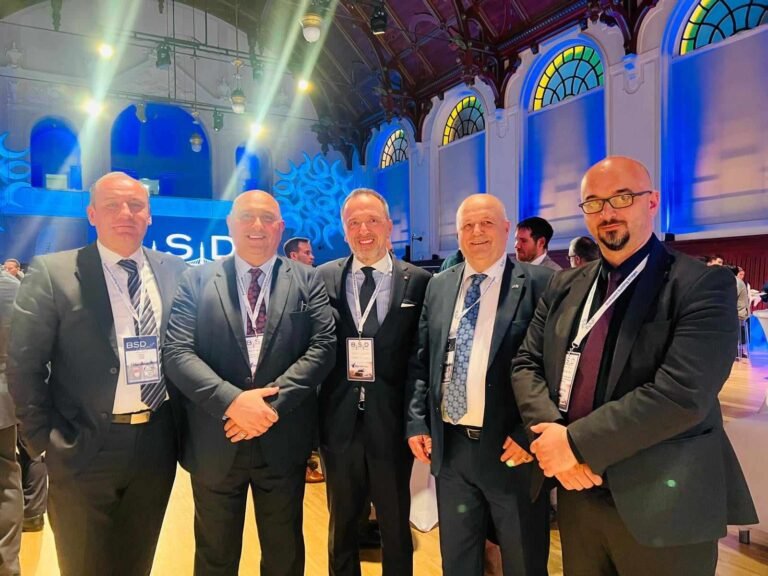 Fotografi në grup në sallën me ndriçim blu.